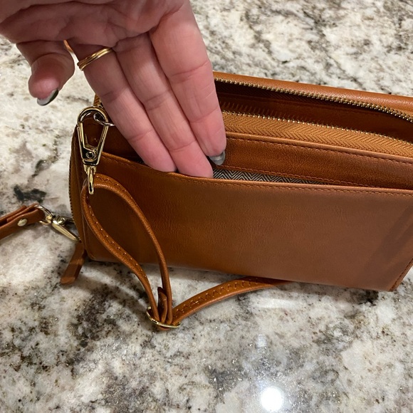 Camel crossbody/wristlet wallet - Picture 5 of 5